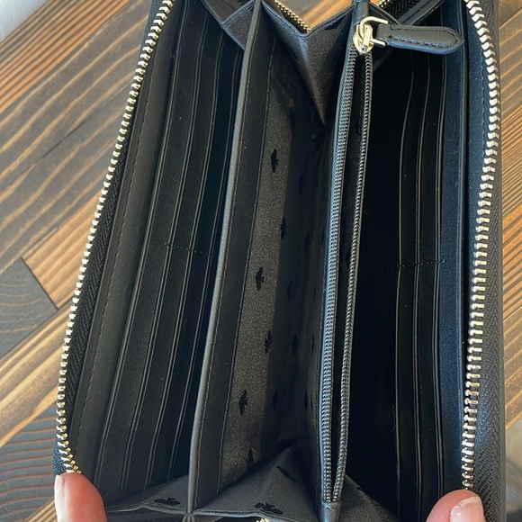 NWOT Kate Spade ♠️ Ella Apple Toss Embroidered Zip Wallet - Picture 3 of 6